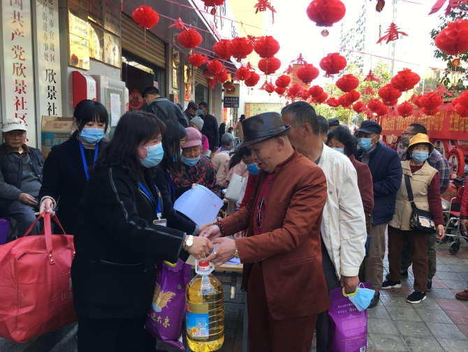 为居民群众发放食用油