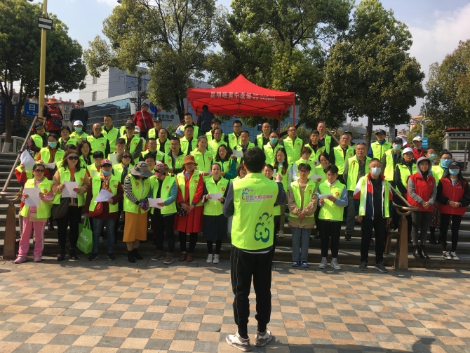 志愿者们唱红歌