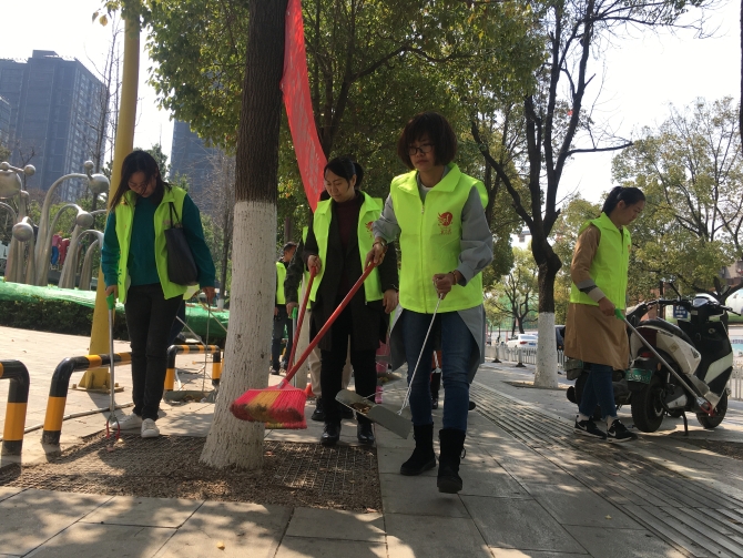 志愿者们上街打扫卫生