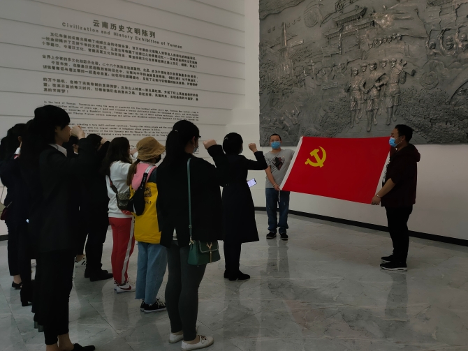 妇女党员重温入党誓词