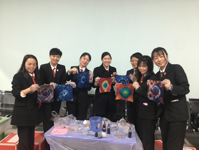 大家展示自己制作的手工扎染