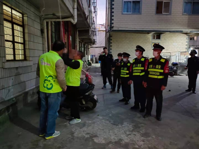 工作人员剪除飞线