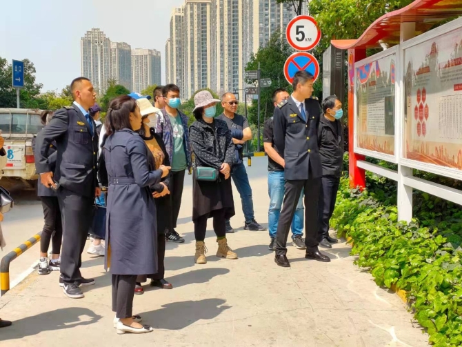 参观石虎关社区防震减灾工作宣传栏