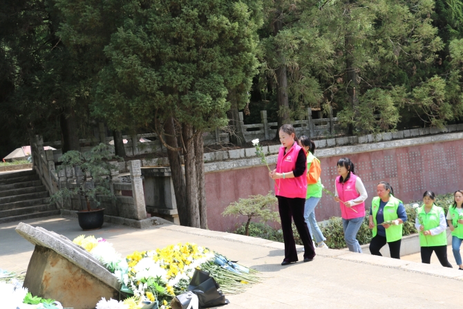 向革命烈士献花