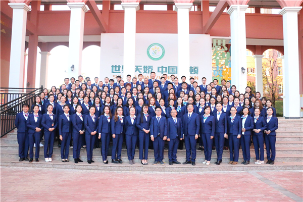 全校教师合影留念