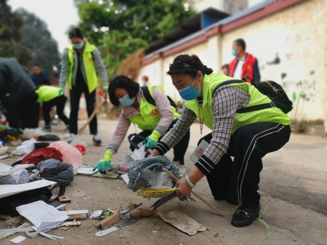 志愿者清理卫生死角