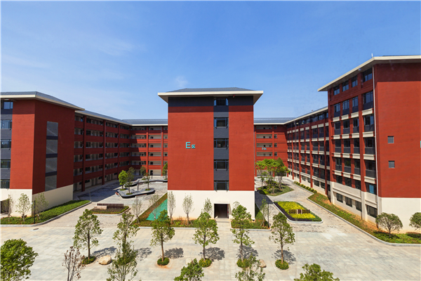 2-明朗开阔的教学楼