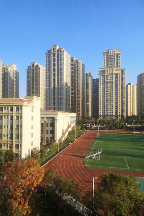 学校宿舍和操场