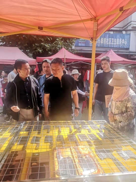 领导检查售卖道具的商户