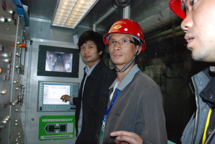 在地铁施工现场进行学习 在地铁施工现场进行学习