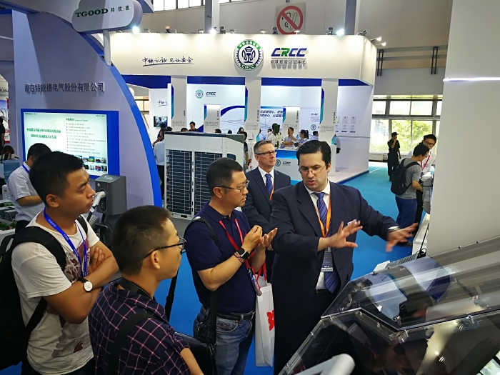 与德国技术专家讨论列车空调技术 与德国技术专家讨论列车空调技术