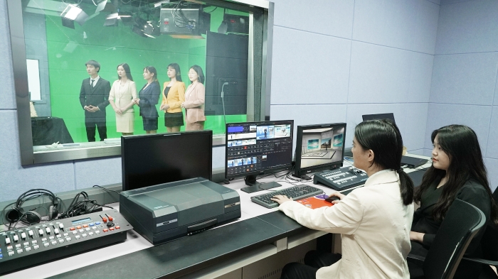 播音主持与广播影视节目制作的同学正在实训_副本 播音主持与广播影视节目制作的同学正在实训_副本