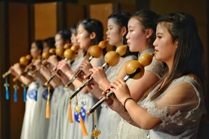 乐器制作专业学生用自己制作的葫芦丝演奏_副本