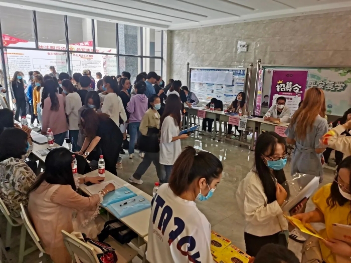 现场招聘会(一) 现场招聘会(一)