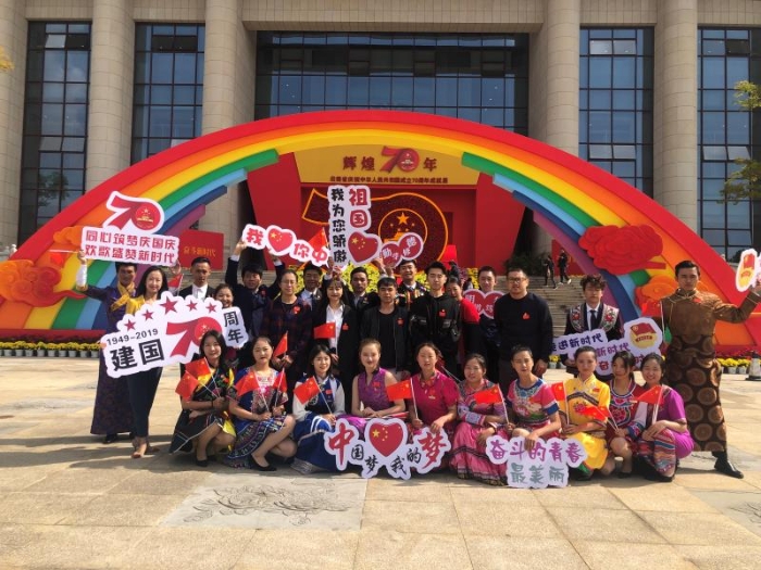 团委组织观看辉煌70年展览