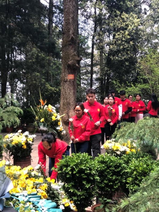 学生干部悼念聂耳