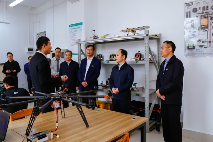 张治礼副省长参观我校植保无人机专业