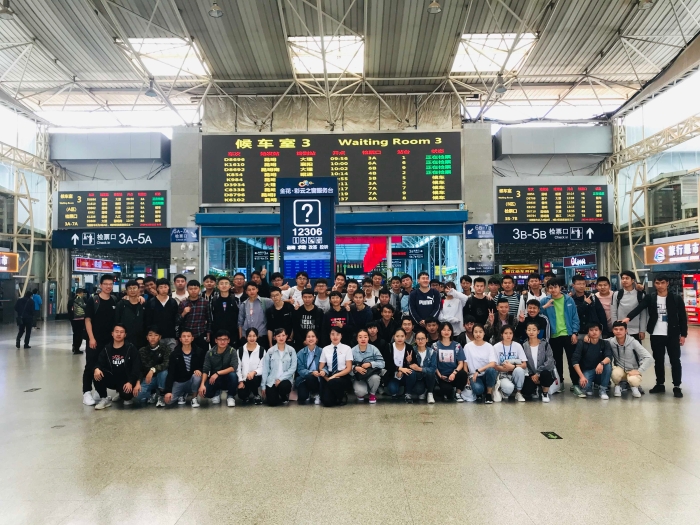 参加昆明铁路春运志愿者