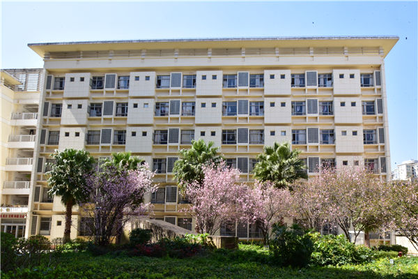 女生公寓 (2) 女生公寓 (2)