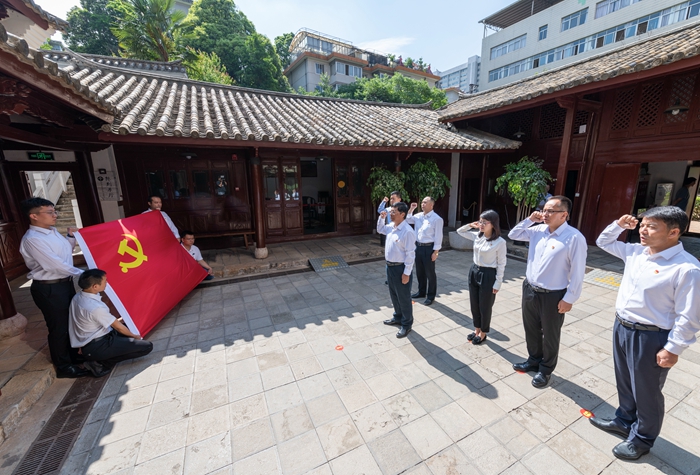 5月10日，区委书记和丽川率领区委常委班子成员到朱德旧居纪念馆开展现场教学、前往金马街道办事处调研老旧小区改造情。王正鹏摄