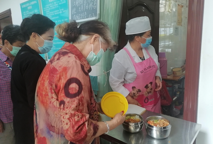 金马街道东华路社区“三块三”食堂受热捧  邬艳芳摄