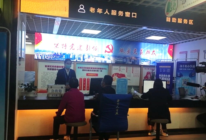 官渡区政务服务大厅老年人服务窗口切实为民解忧  邬艳芳摄