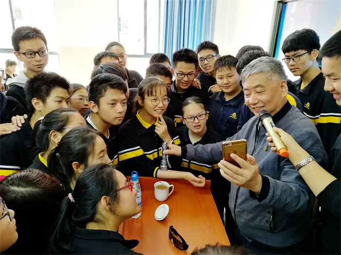 清华大学教授、博士生导师、深圳清华大学研究院创始院长、中国石墨烯产业奠基人冯冠平与学生面对面