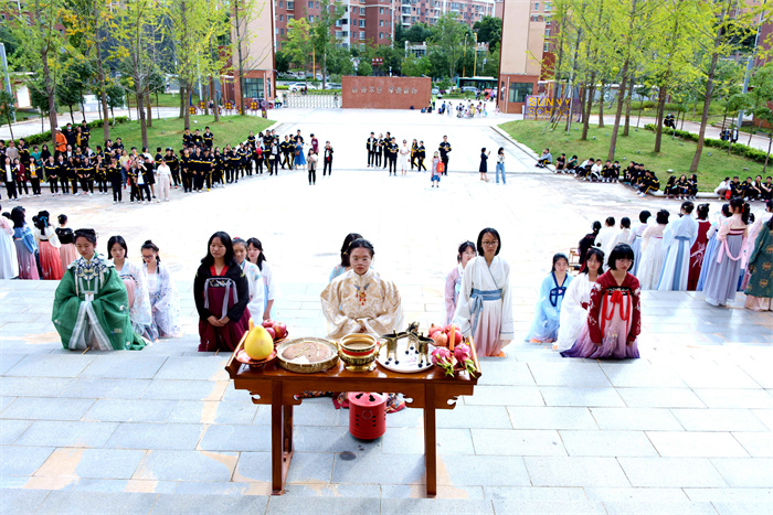 庄严神圣拜月礼