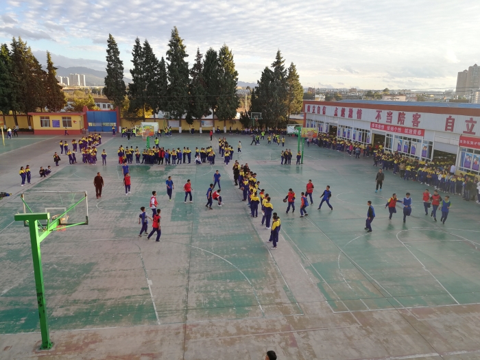 学生篮球赛。每日一活动，每周一赛，每月一歌，每学期一艺术节，是我校长期坚持的“四个一活动”，打造书声、歌声、笑声的“三声“校园