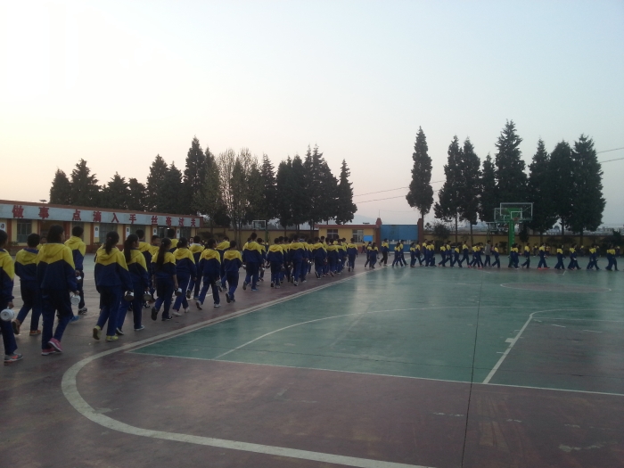 错时有序排队就餐。1000多人同时就餐，没有任何人讲话，充分体现学生的良好素养。