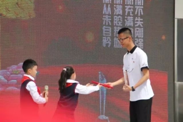 2017年4月云大附中星耀学校第一届“青春榜样”颁奖”品学兼优奖“2017届高三理5班蒋瑞杰