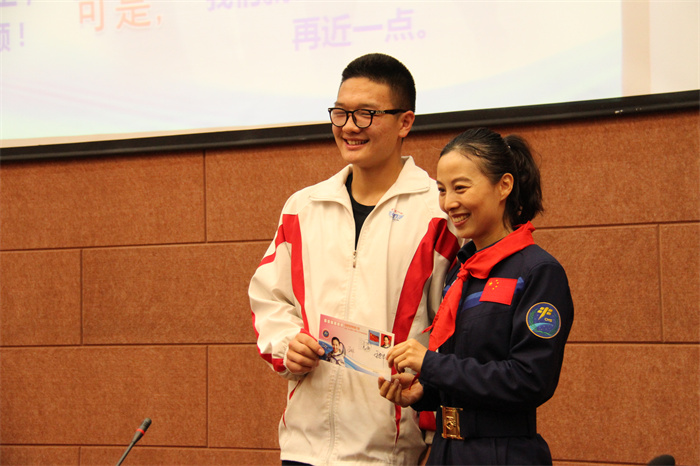 英雄航天员王亚平到我校 英雄航天员王亚平到我校