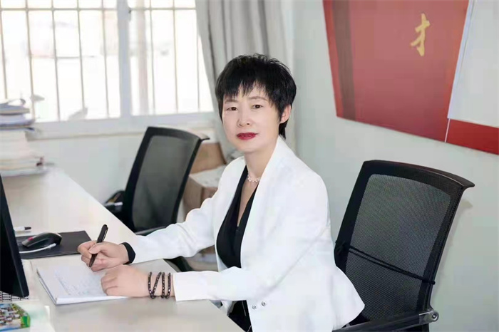 卢艳校长照片 卢艳校长照片