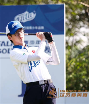 我校高尔夫运动员祁一恒同学