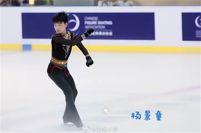 我校花样滑冰运动员杨景童同学
