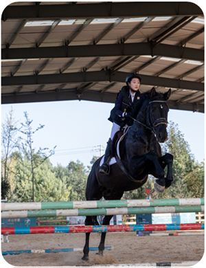 我校马术运动员张羡茹同学