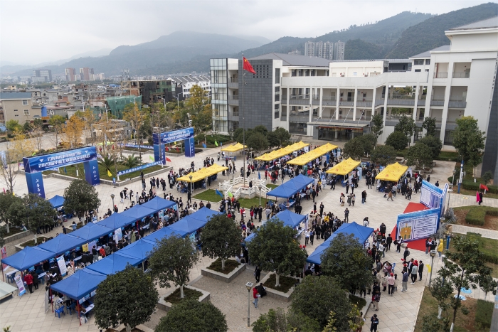 热闹的双选会现场 热闹的双选会现场