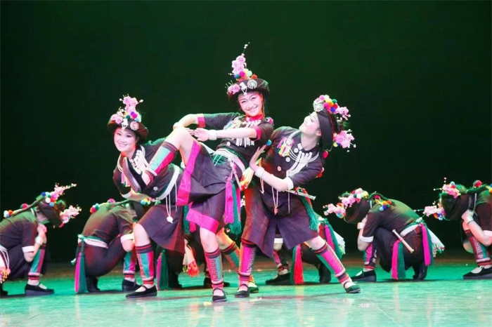 阿昌族女子群舞—《漫色户撒》剧照 阿昌族女子群舞—《漫色户撒》剧照