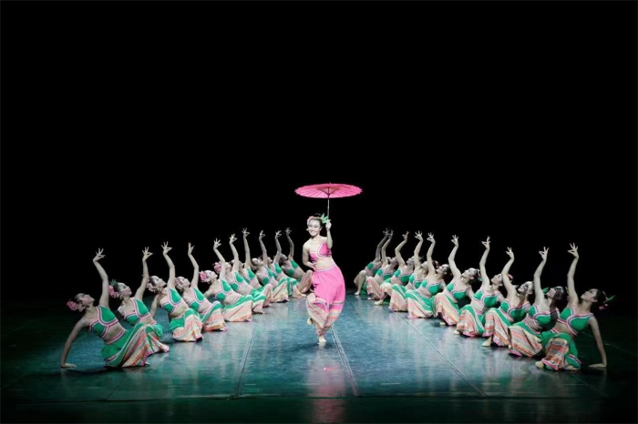 傣族女子群舞—《勐尤芬芭美》剧照 傣族女子群舞—《勐尤芬芭美》剧照