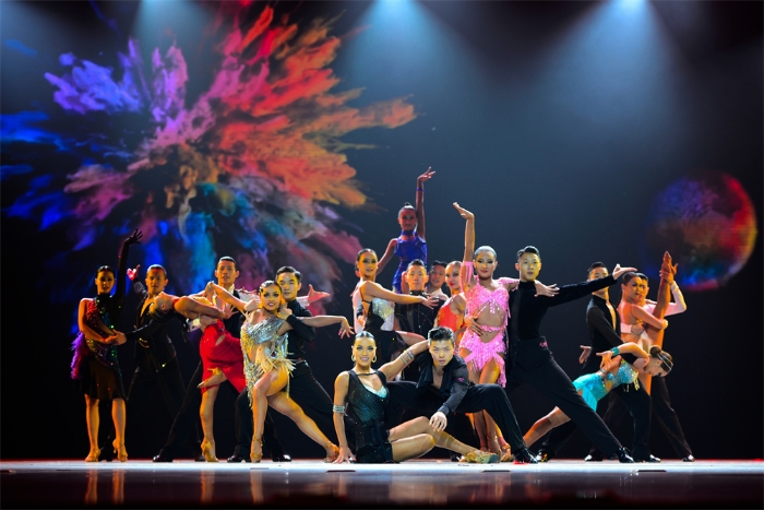 国际标准舞群舞—《追逐》剧照 国际标准舞群舞—《追逐》剧照