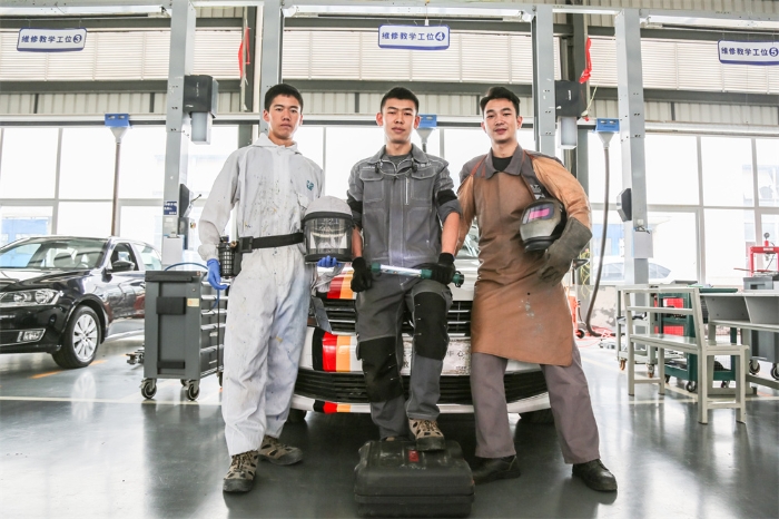 20180711-第45届世界技能大赛全国选拔赛上海赛区，李中政（左）、雷家橙（右）、张宇（中）分别以汽车喷漆项目、车身修理项目、汽车技术项目摘得全国第二、第三和第八的好成绩，入围国家集训队01