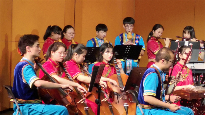 校民乐团展演