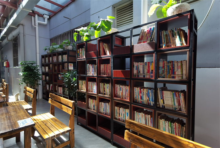 餐厅开放式图书角1 餐厅开放式图书角1