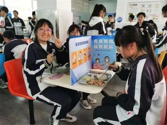 紧张的学习后愉快就餐 紧张的学习后愉快就餐