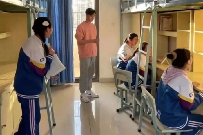 教师查寝和学生谈心