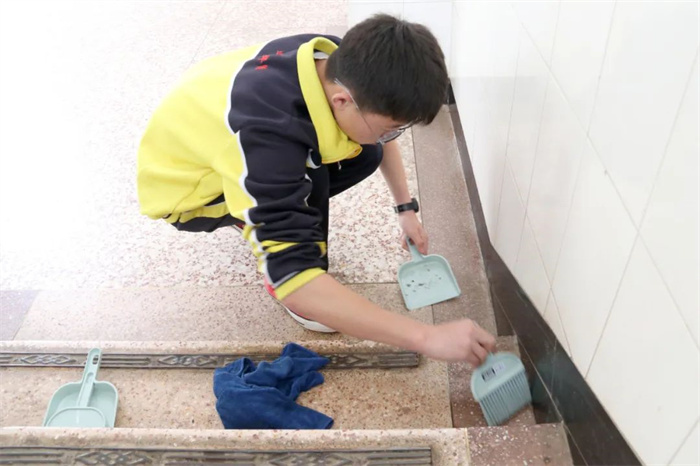 卫生管理 · 校园清理日