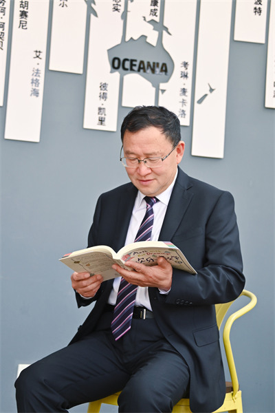 刘卫华校长照片