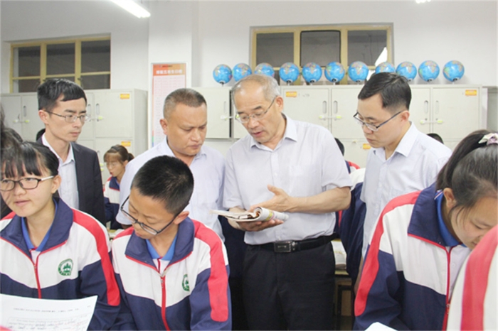 校长与孩子在一起