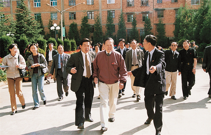 校友杨振宁回母校参观 校友杨振宁回母校参观