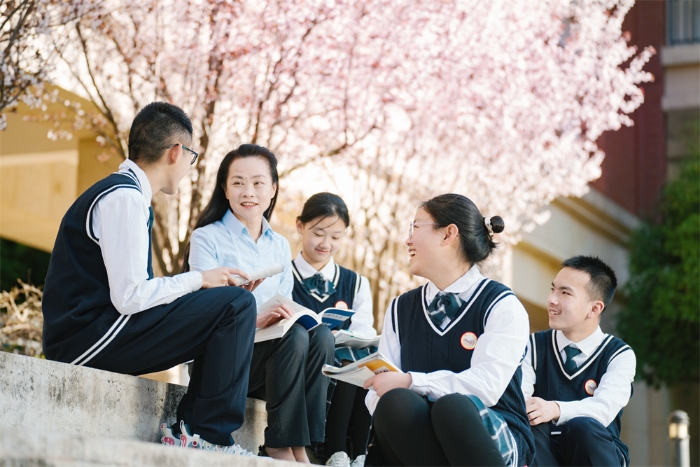 师生间其乐融融